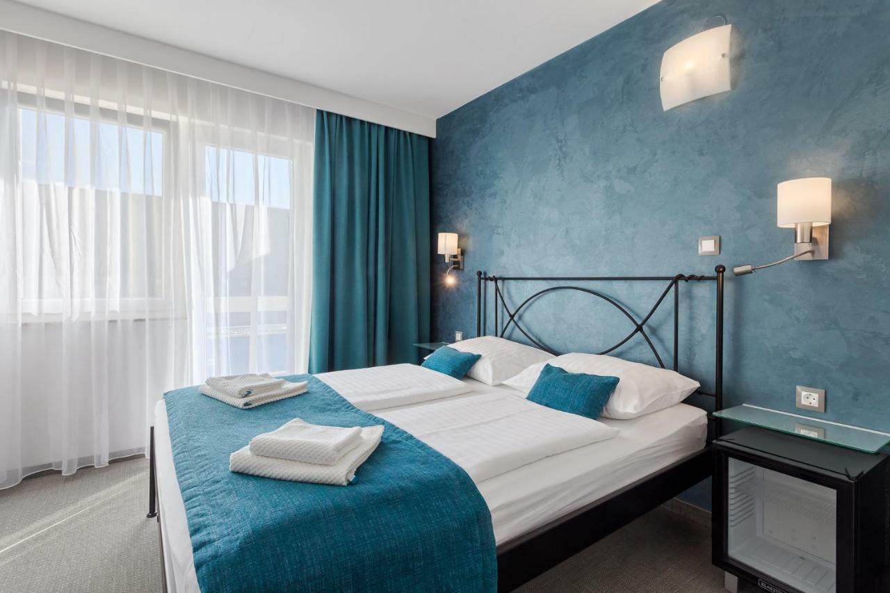 Hotel Porec Bagian luar foto