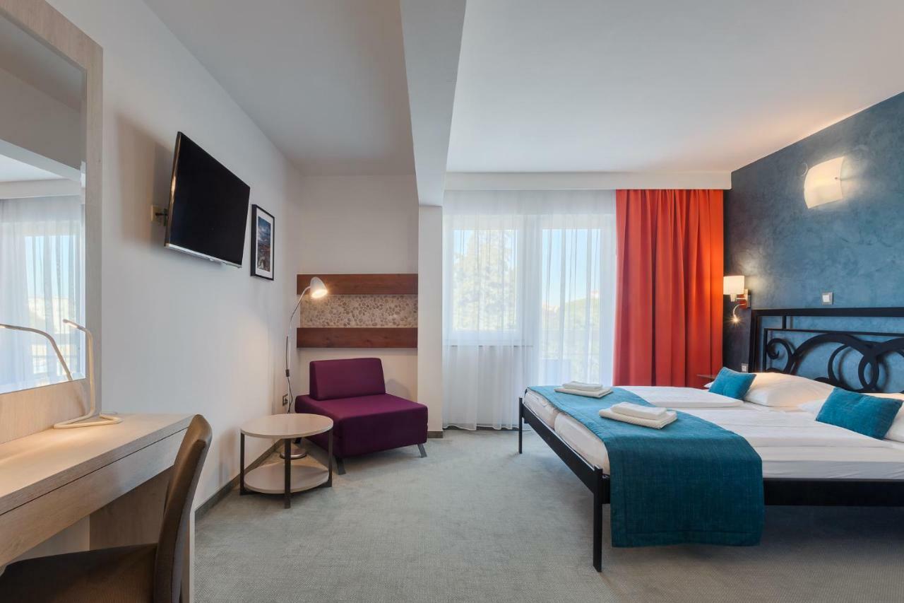 Hotel Porec Bagian luar foto