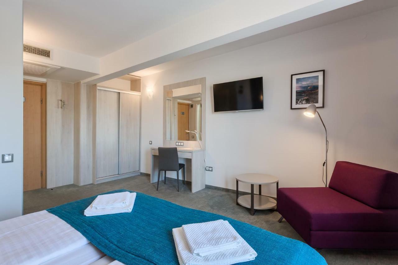 Hotel Porec Bagian luar foto