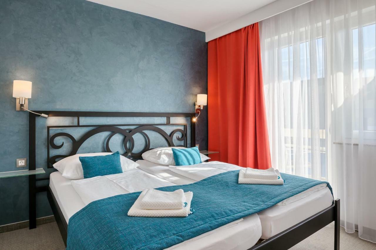 Hotel Porec Bagian luar foto