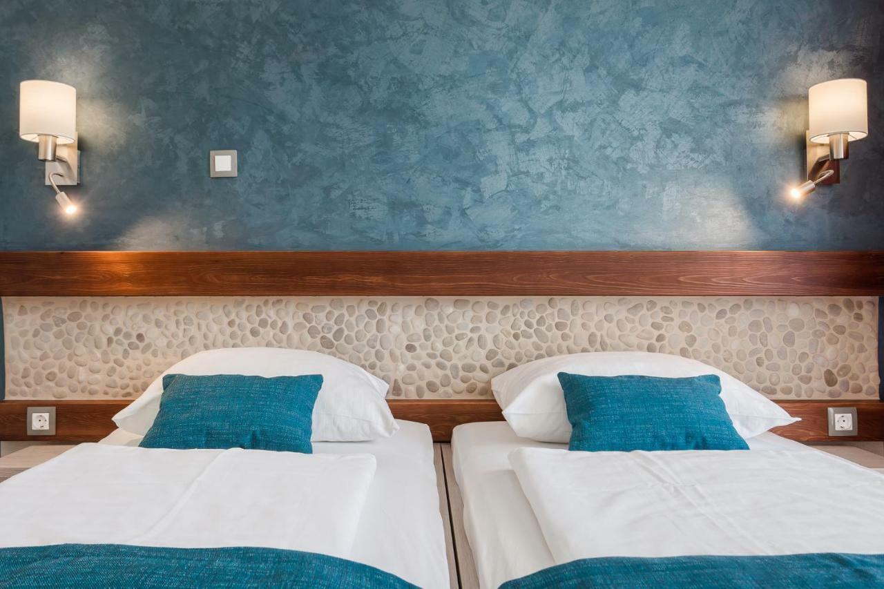Hotel Porec Bagian luar foto